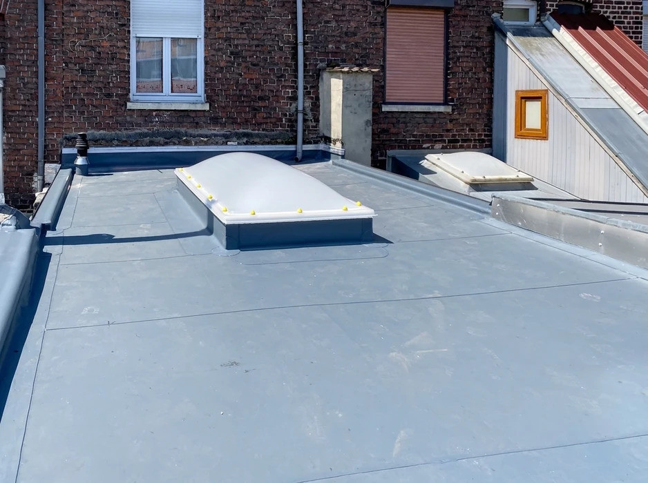 Toiture-terrasse plate rénovée, membrane d'étanchéité EPDM gris anthracite, jointée en lés