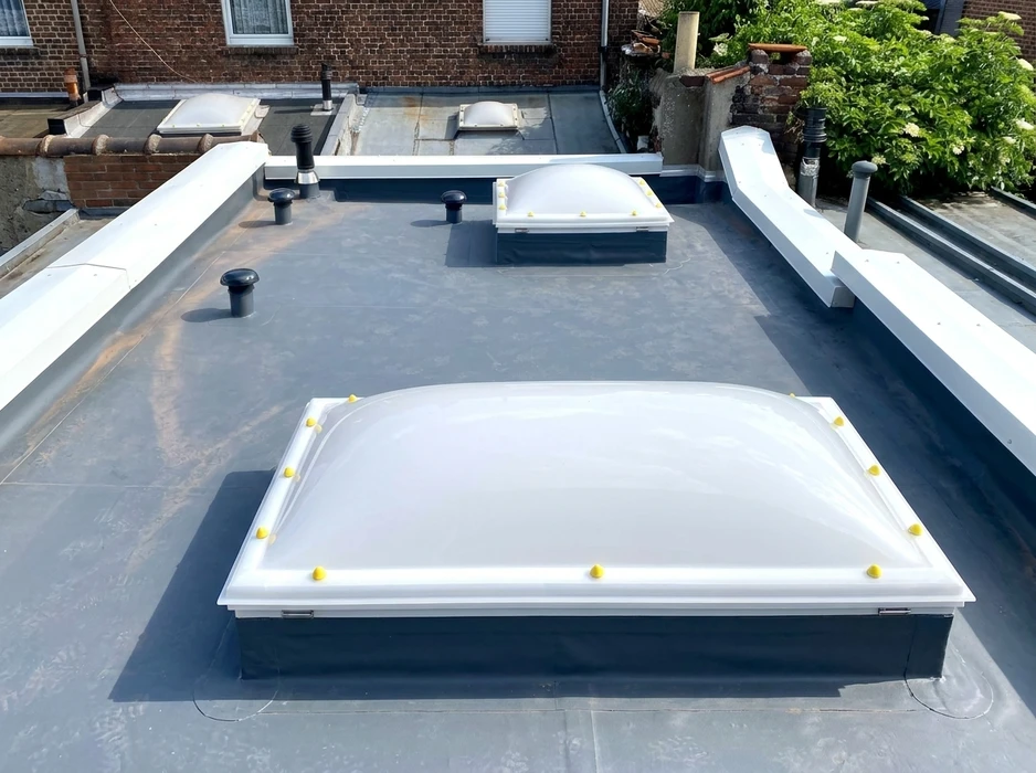 Toiture-terrasse plate rénovée avec membrane d'étanchéité EPDM gris anthracite