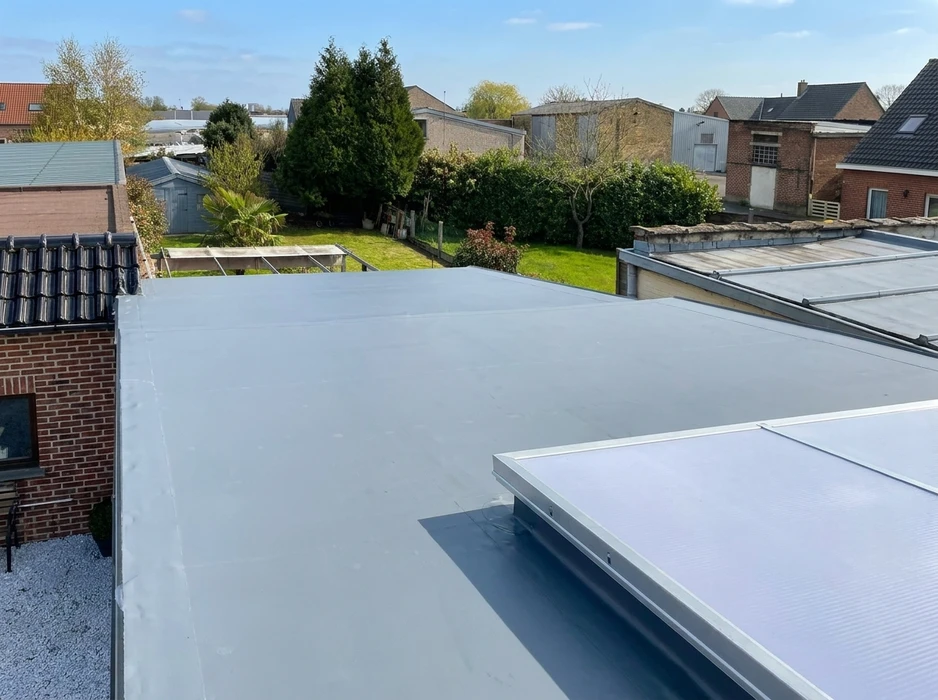 Toiture plate vue en hauteur, membrane d'étanchéité grise lisse de type EPDM ou PVC souple, pose jointive sans soudure apparente