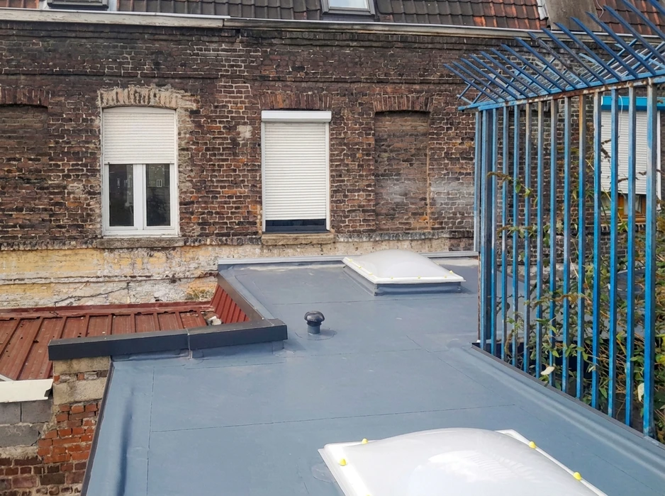 Toiture-terrasse rénovée avec membrane d'étanchéité EPDM gris anthracite