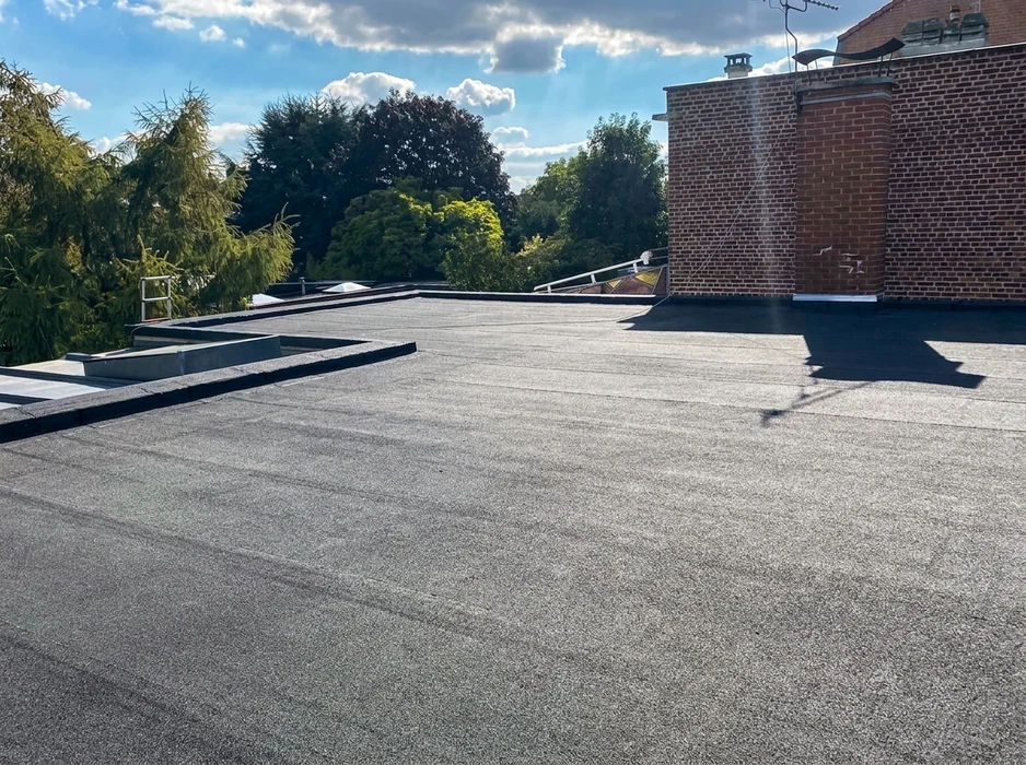 Toiture-terrasse plate en cours après rénovation, vue extérieure en hauteur