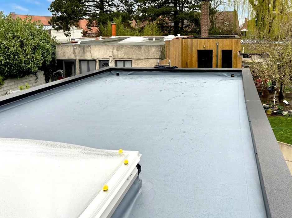 Toiture plate vue de dessus, membrane d'étanchéité en EPDM ou PVC gris clair, fraîchement posée