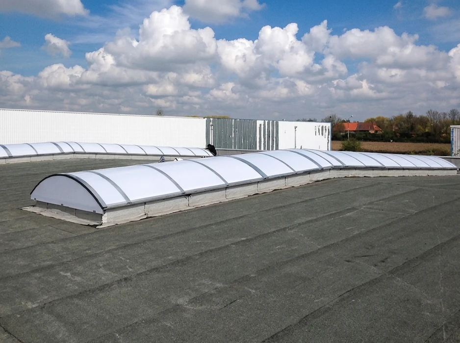 Toiture plate industrielle avec lanterneaux en bande continues à voûte surbaissée
