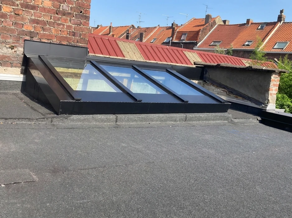 Toiture terrasse en bitume avec lanterneau à redans multiples (3 châssis vitrés en verre feuilleté, cadres aluminium anodisé noir), monté sur costière métallique