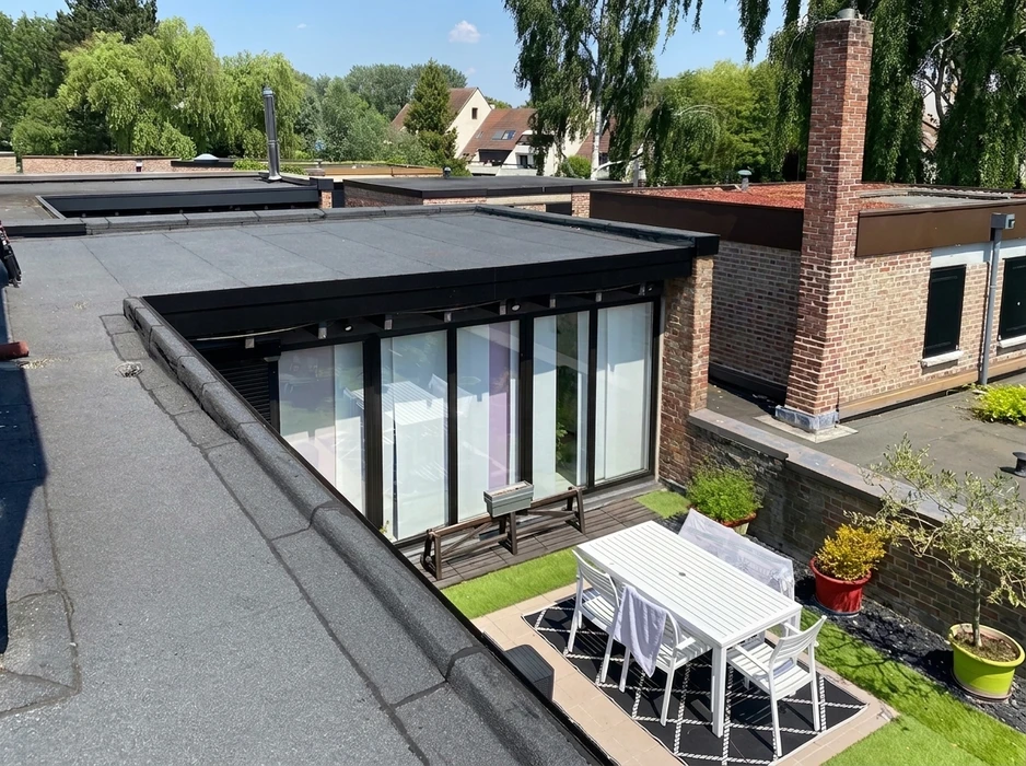 Terrasse en toiture avec extension vitrée à toit plat, bardage aluminium noir