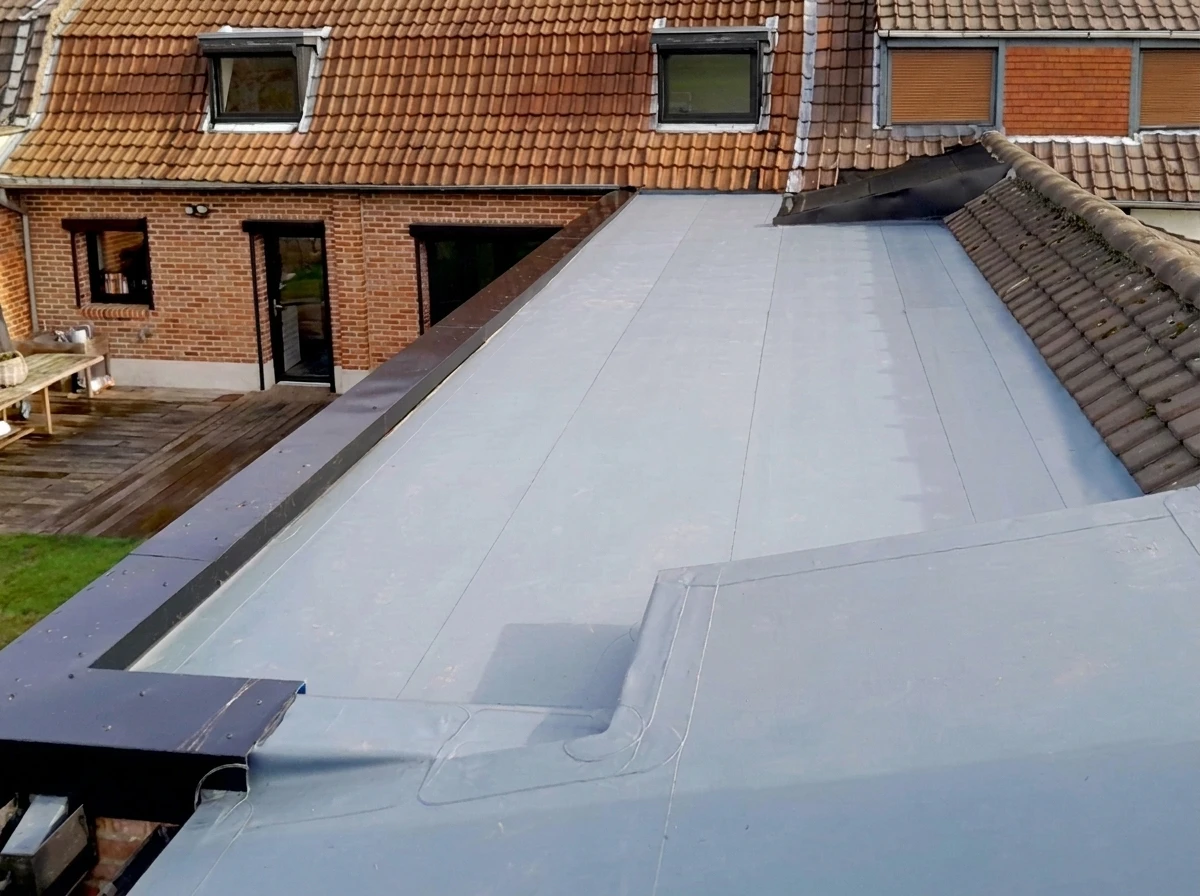 Vue aérienne d'une construction résidentielle en cours montrant une maison avec extension