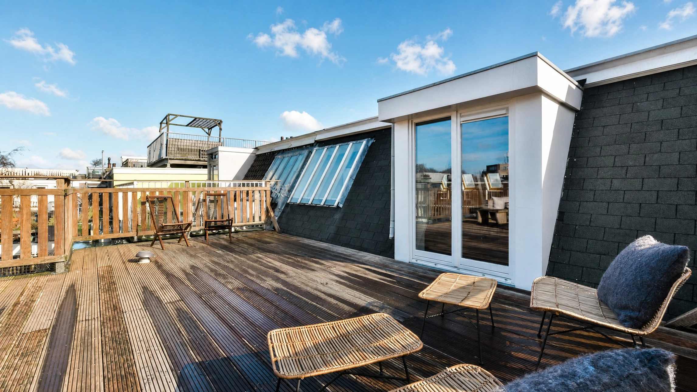 Vue aérienne en plongée d'une toiture terrasse fraîchement rénovée, membrane d'étanchéité grise (EPDM ou PVC) impeccablement posée avec relevés de périphérie visibles, un lanterneau dôme transparent en polycarbonate monté sur costière, raccords et joints d'étanchéité apparents démontrant une finition professionnelle soignée. Bâtiment résidentiel ou collectif en arrière-plan. Lumière naturelle claire mettant en valeur la qualité de l'ouvrage.