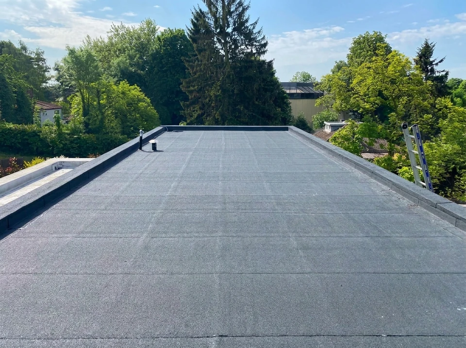 Vue aérienne d'immeubles résidentiels modernes avec toitures-terrasses équipées d'installations techniques