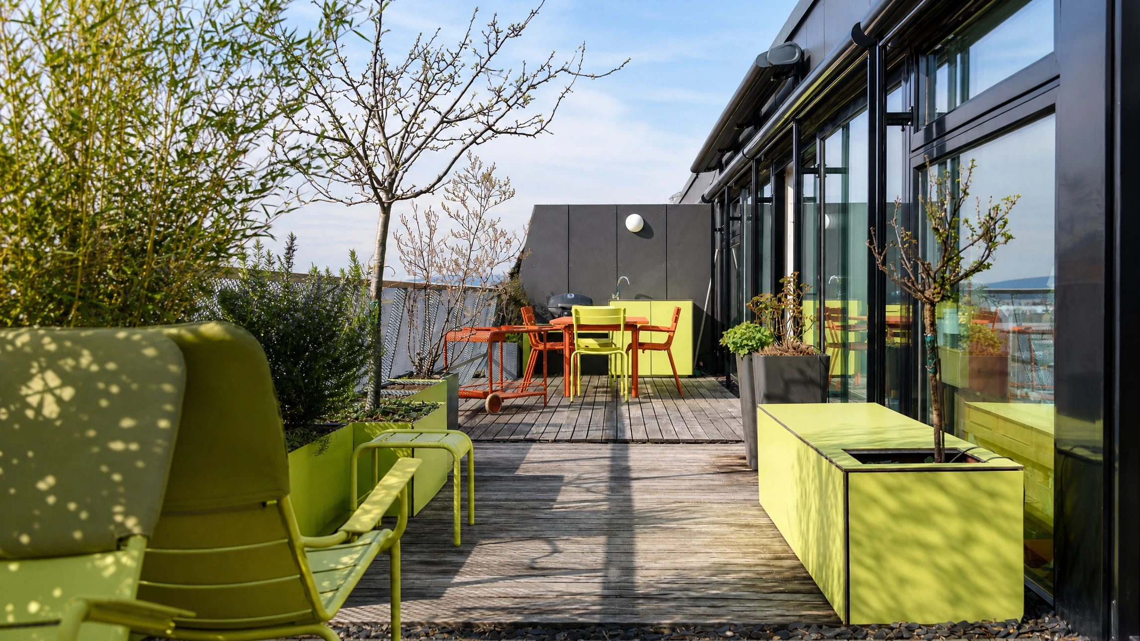 Vue aérienne d'immeubles résidentiels modernes avec toitures-terrasses équipées d'installations techniques